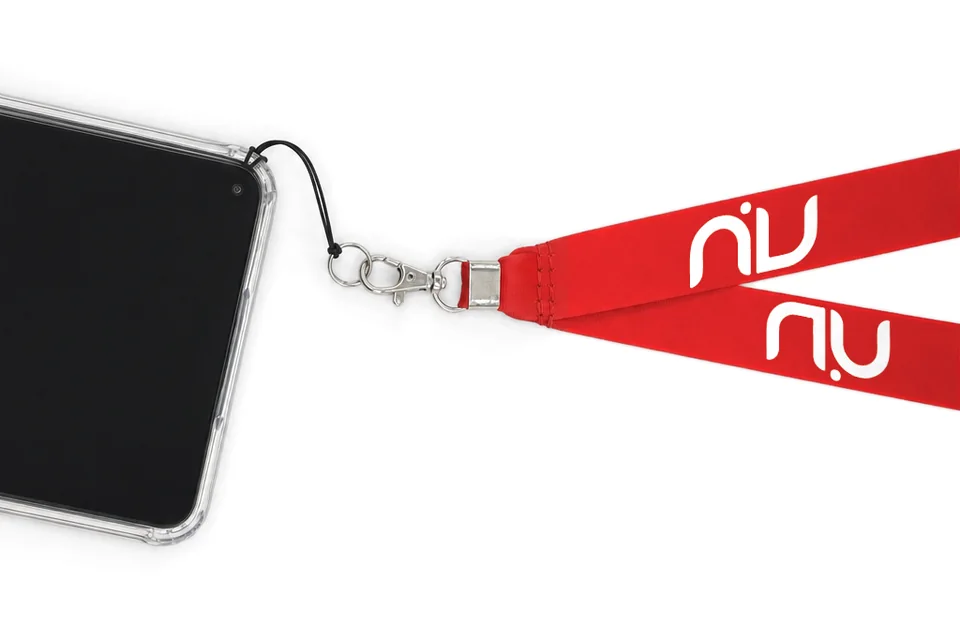 Lanyard rojo Grupo Nirvana con porta celular: la cinta termina en un mosquetón metálico enganchado al cordón que sujeta tu celular