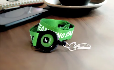 Lanyard verde con accesorio retráctil para gafete