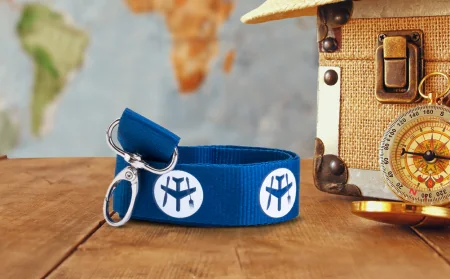 Lanyard impreso azul con logotipo blanco